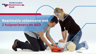 Reanimatie volwassene met 2 hulpverleners en AED [upl. by Ilujna]